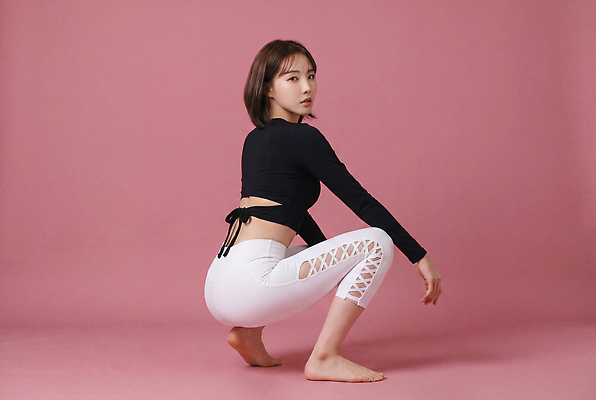 JPG 모델 편집이미지 여자 패션 분홍색 포즈 상의 앉기 성인 운동복 운동 레깅스 의료성형뷰티 편집실사 AI인물포토 AI콘텐츠 옷 컬러 모션 하의 건강 사람 CG 파일형식 AI포토