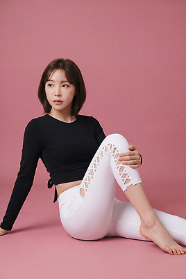 JPG 모델 편집이미지 여자 패션 포즈 신체 앉기 성인 운동복 운동 무릎 의료성형뷰티 스타일 편집실사 AI인물포토 AI콘텐츠 옷 모션 건강 사람 신체부위 CG 파일형식 AI포토