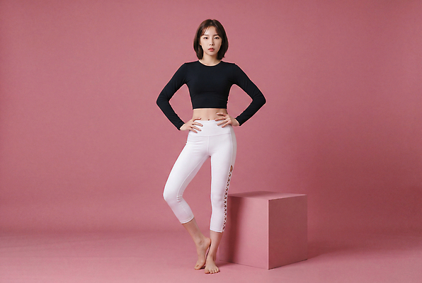 JPG 모델 편집이미지 옷 여자 패션 분홍색 포즈 신체 서기 성인 운동복 운동 자신감 레깅스 의료성형뷰티 스타일 편집실사 AI인물포토 AI콘텐츠 감정 컬러 모션 하의 건강 사람 CG 파일형식 AI포토