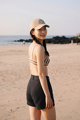 JPG 편집이미지 모자 여자 수영복 모래 바다 여행 반바지 자연 휴가 미소 성인 해변 여름 산책 해수욕 캡모자 의료성형뷰티 편집실사 AI인물포토 AI콘텐츠 잡화 옷 계절 바지 휴식 표정 사람 CG 생태계 파일형식 AI포토 컨셉 하의