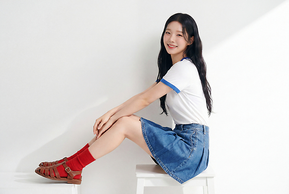 JPG 모델 편집이미지 긴머리 여자 패션 포즈 티셔츠 미소 앉기 성인 치마 촬영 청치마 여름옷 빨간양말 의료성형뷰티 스타일 편집실사 AI인물포토 AI콘텐츠 헤어스타일 옷 셔츠 모션 하의 표정 사람 여름 CG 파일형식 AI포토 계절 상의