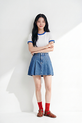 JPG 편집이미지 옷 여자 패션 얼굴 신발 티셔츠 아웃도어 성인 일상 청치마 여름옷 빨간양말 의료성형뷰티 스타일 편집실사 AI인물포토 AI콘텐츠 셔츠 사람 라이프 신체부위 치마 CG 파일형식 여름_계절 AI포토 상의 하의 생활