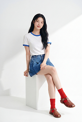 JPG 모델 편집이미지 여자 패션 티셔츠 앉기 성인 치마 청치마 여름옷 빨간양말 의료성형뷰티 스타일 편집실사 AI인물포토 AI콘텐츠 옷 셔츠 모션 하의 사람 여름 CG 파일형식 AI포토 계절 상의