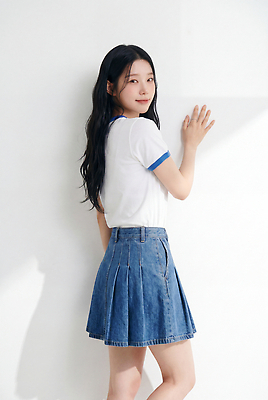 JPG 편집이미지 여자 패션 벽 포즈 셔츠 성인 일상 청춘 청치마 여름옷 의료성형뷰티 스타일 편집실사 AI인물포토 AI콘텐츠 옷 컨셉 상의 사람 라이프 여름 치마 CG 파일형식 AI포토 계절 하의 생활