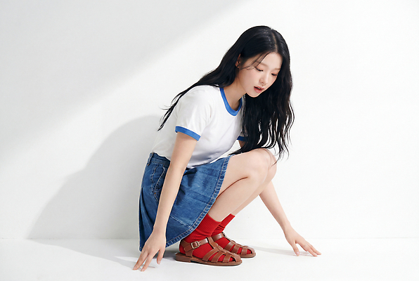 JPG 모델 편집이미지 옷 여자 패션 성인 빨간색 여름 치마 샌들 청치마 여름옷 의료성형뷰티 스타일 편집실사 AI인물포토 AI콘텐츠 계절 컬러 신발 하의 사람 CG 파일형식 AI포토
