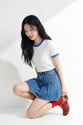 JPG 모델 편집이미지 옷 여자 패션 신발 티셔츠 앉기 성인 일상 치마 촬영 청치마 여름옷 의료성형뷰티 스타일 편집실사 AI인물포토 AI콘텐츠 셔츠 모션 하의 사람 라이프 여름 CG 파일형식 AI포토 계절 상의 생활