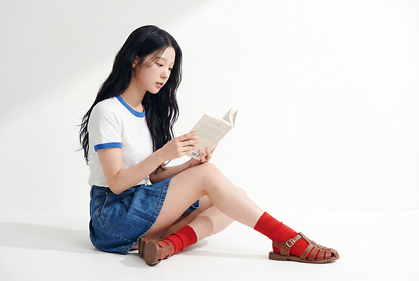 JPG 편집이미지 여학생 여자 패션 티셔츠 앉기 성인 책 치마 독서 일과 청치마 여름옷 빨간양말 의료성형뷰티 편집실사 AI인물포토 AI콘텐츠 학생 옷 셔츠 모션 하의 사람 여름 CG 파일형식 AI포토 계절 상의