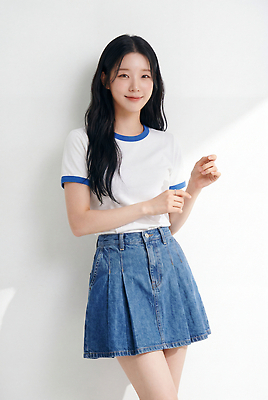 JPG 편집이미지 여자 패션 포즈 티셔츠 실내 미소 성인 일상 캐주얼 여름 청춘 치마 청치마 여름옷 의료성형뷰티 스타일 Denim 편집실사 AI인물포토 AI콘텐츠 옷 계절 컨셉 셔츠 하의 표정 사람 내부 라이프 CG 파일형식 AI포토 상의 생활