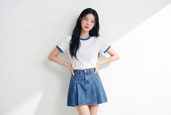 JPG 모델 편집이미지 옷 여자 패션 포즈 티셔츠 스튜디오 성인 여름 빛 청치마 여름옷 의료성형뷰티 스타일 세련 편집실사 AI인물포토 AI콘텐츠 계절 셔츠 사람 치마 CG 파일형식 여름_계절 AI포토 상의 하의