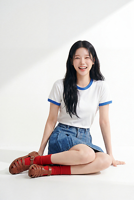 JPG 모델 편집이미지 헤어스타일 여자 패션 티셔츠 양말 표정 웃음 앉기 성인 일상 치마 햇빛 사진촬영 청치마 여름옷 의료성형뷰티 스타일 편집실사 AI인물포토 AI콘텐츠 옷 셔츠 모션 하의 사람 라이프 여름 빛 촬영 CG 파일형식 AI포토 계절 상의 생활