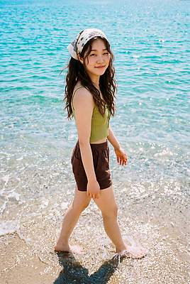 JPG 편집이미지 여자 여유 물결 모래 바다 자연 웃음 해변 여름 햇빛 걷기 물가 즐거움 의료성형뷰티 편집실사 AI인물포토 AI콘텐츠 계절 감정 모션 표정 사람 풍경 빛 CG 생태계 파일형식 AI포토