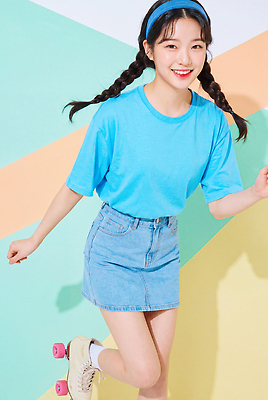 JPG 편집이미지 여자 패션 놀이 웃음 청춘 스케이팅 머리띠 롤러블레이드 즐거움 청치마 의료성형뷰티 편집실사 AI인물포토 AI콘텐츠 감정 컨셉 장신구 겨울스포츠 표정 사람 취미 치마 CG 파일형식 AI포토 스포츠 하의 옷