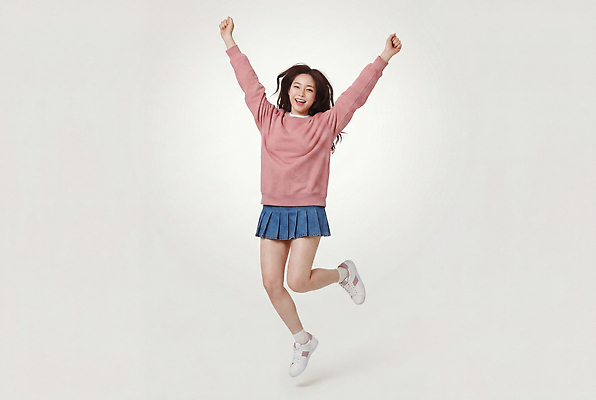 JPG 편집이미지 여자 대학생 분홍색 포즈 운동화 스튜디오 미소 웃음 치마 점프 촬영 만세 에너지 자유 즐거움 청치마 의료성형뷰티 편집실사 AI인물포토 AI콘텐츠 학생 감정 컬러 신발 컨셉 모션 하의 표정 사람 CG 파일형식 AI포토 옷