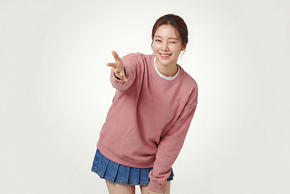 JPG 편집이미지 여자 대학생 분홍색 포즈 표정 미소 상반신 치마 청치마 손뻗기 의료성형뷰티 편집실사 AI인물포토 AI콘텐츠 학생 컬러 모션 하의 사람 CG 파일형식 AI포토 옷