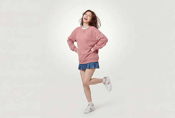 JPG 편집이미지 여자 패션 행복 대학생 분홍색 표정 웃음 청춘 스웨터 즐거움 청치마 의료성형뷰티 편집실사 AI인물포토 AI콘텐츠 학생 감정 컬러 컨셉 상의 사람 치마 CG 파일형식 AI포토 옷 하의