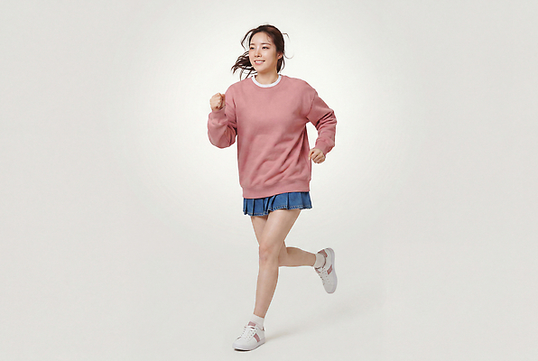 JPG 편집이미지 여자 대학생 분홍색 실내 건강 운동복 달리기 운동 에너지 즐거움 땀 청치마 의료성형뷰티 편집실사 AI인물포토 AI콘텐츠 학생 옷 감정 컬러 모션 사람 내부 치마 CG 파일형식 AI포토 하의