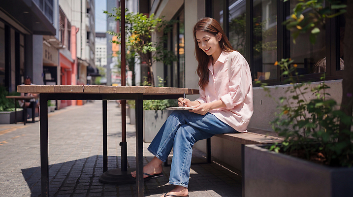 JPG 편집이미지 여자 벤치 거리 사람 일상 햇빛 공책 카페 기록 도심 편안함 창작 의료성형뷰티 편집실사 AI인물포토 AI콘텐츠 의자 문구용품 라이프 빛 상점 도시 감각 CG 파일형식 AI포토 가구 생활 오브젝트 생활용품