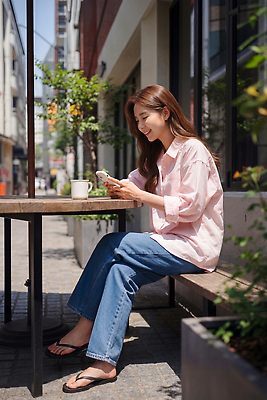 JPG 나무 편집이미지 여자 꽃 의자 탁자 휴식 거리 앉기 일상 스마트폰 카페 도시 의료성형뷰티 편집실사 AI인물포토 AI콘텐츠 식물 가구 컨셉 모션 사람 라이프 핸드폰 스마트기기 상점 CG 파일형식 AI포토 생활용품 생활 전자제품 오브젝트