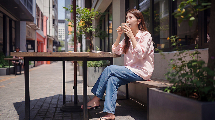 JPG 나무 편집이미지 여자 커피 탁자 휴식 거리 앉기 일상 여름 햇빛 상점 카페 즐거움 의료성형뷰티 편집실사 AI인물포토 AI콘텐츠 식물 계절 감정 음료 가구 컨셉 모션 사람 라이프 빛 CG 파일형식 AI포토 생활용품 생활 오브젝트