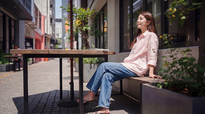 JPG 편집이미지 여자 벤치 거리풍경 앉기 건물 일상 햇빛 카페 외출 주말 오후 의료성형뷰티 편집실사 AI인물포토 AI콘텐츠 건축물 의자 모션 거리 사람 풍경 라이프 빛 상점 CG 파일형식 AI포토 건축 가구 생활 생활용품 오브젝트
