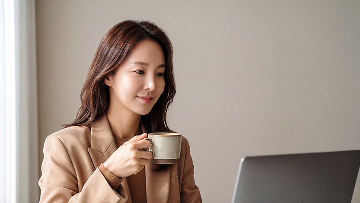 JPG 편집이미지 여자 커피 아침 실내 노트북 사무실 공간 작업 집중 오후 의료성형뷰티 차분 편집실사 AI인물포토 AI콘텐츠 주간 음료 컨셉 비즈니스 사람 내부 전자제품 CG 파일형식 AI포토 자연요소