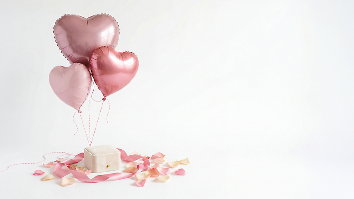 JPG 편집이미지 기념일 꽃잎 리본 분홍색 프로포즈 사랑 이벤트 장식 선물상자 파티 축하 생일 하트풍선 풍선 편집실사 AI포토 AI콘텐츠 꽃 감정 컬러 컨셉 선물 상자 하트 CG 파일형식 모양 식물