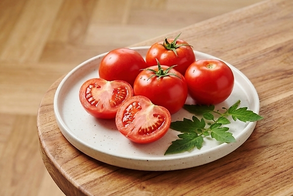 JPG 편집이미지 접시 토마토 단면 식사 나무탁자 음식준비 편집실사 AI포토 AI콘텐츠 식기 채소 탁자 CG 준비 파일형식 가구 생활용품 오브젝트