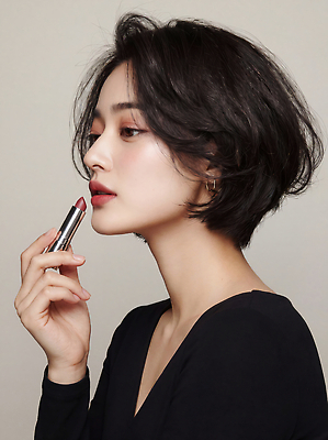 JPG 편집이미지 손 여자 패션 얼굴 짧은머리 청춘 화장 뷰티 립스틱 자기관리 의료성형뷰티 편집실사 AI인물포토 AI콘텐츠 헤어스타일 컨셉 사람 신체부위 화장품 CG 파일형식 AI포토