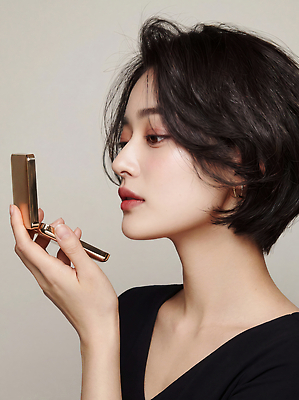 JPG 편집이미지 헤어스타일 손 여자 얼굴 짧은머리 화장 뷰티 거울 집중 의료성형뷰티 스타일 편집실사 AI인물포토 AI콘텐츠 컨셉 사람 신체부위 CG 파일형식 AI포토
