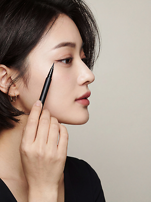 JPG 편집이미지 손 여자 짧은머리 앞모습 화장 뷰티 화장품 눈 집중 눈화장 아이라인 의료성형뷰티 스타일 편집실사 AI인물포토 AI콘텐츠 헤어스타일 뷰포인트 컨셉 사람 신체부위 CG 파일형식 AI포토