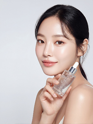 JPG 편집이미지 손 여자 얼굴 실내 관리 미소 뷰티 화장품 상품 피부관리 뷰티풀 청순 의료성형뷰티 편집실사 AI인물포토 AI콘텐츠 컨셉 표정 사람 내부 신체부위 CG 파일형식 AI포토