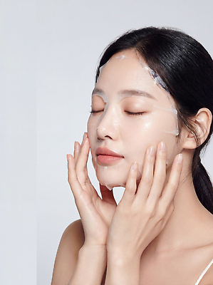 JPG 편집이미지 손 여자 얼굴 실내 미소 뷰티 화장품 촉촉함 피부 피부관리 마스크팩 의료성형뷰티 편집실사 AI인물포토 AI콘텐츠 표정 사람 내부 신체부위 젖음 CG 팩 파일형식 AI포토