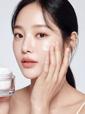 JPG 편집이미지 손 여자 얼굴 아침 일상 뷰티 화장품 거울 상품 피부 크림 피부관리 스킨케어 수분크림 의료성형뷰티 편집실사 AI인물포토 AI콘텐츠 주간 사람 라이프 신체부위 CG 파일형식 AI포토 자연요소 생활