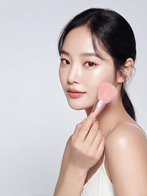 JPG 편집이미지 여자 얼굴 포즈 스튜디오 화장 뷰티 화장품 붓 피부 의료성형뷰티 편집실사 AI인물포토 AI콘텐츠 사람 신체부위 CG 파일형식 AI포토