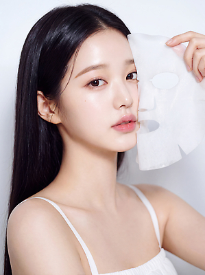 JPG 편집이미지 여자 얼굴 실내 화장 뷰티 화장품 피부 피부관리 스킨케어 마스크팩 의료성형뷰티 편집실사 AI인물포토 AI콘텐츠 사람 내부 신체부위 CG 팩 파일형식 AI포토