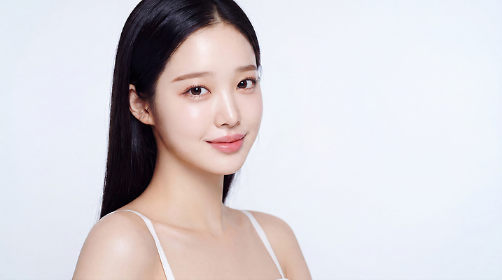 JPG 모델 편집이미지 긴머리 헤어스타일 여자 포즈 스튜디오 표정 밝음 미소 뷰티 의료성형뷰티 편집실사 AI인물포토 AI콘텐츠 사람 CG 파일형식 AI포토
