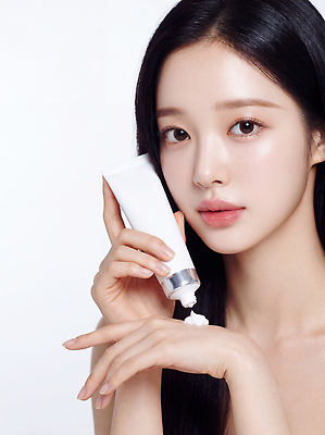 JPG 편집이미지 여자 얼굴 관리 화장 뷰티 화장품 상품 손목 피부 크림 스킨케어 의료성형뷰티 편집실사 AI인물포토 AI콘텐츠 사람 신체부위 CG 파일형식 AI포토