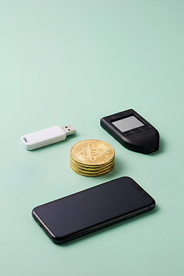 JPG 편집이미지 기술 금융 스마트폰 핸드폰 동전 거래 균열 USB 보안 투자 저장장치 가상화폐 편집실사 스테이블코인 AI포토 AI콘텐츠 돈 비즈니스 모션 안전 경제 전자제품 스마트기기 컴퓨터용품 CG 파일형식 재산 오브젝트