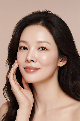 JPG 편집이미지 헤어스타일 여자 얼굴 관리 미소 웃음 뷰티 피부 피부관리 스킨케어 살구색 의료성형뷰티 편집실사 AI인물포토 AI콘텐츠 컬러 표정 사람 신체부위 CG 파일형식 AI포토