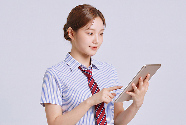 JPG 편집이미지 학생 여자 교육 교복 교실 학교 스튜디오 기술 일상 생활 학습 태블릿 디지털 스크린 정보 집중 조작 의료성형뷰티 편집실사 AI인물포토 AI콘텐츠 옷 컨셉 사람 라이프 전자제품 스마트기기 CG 파일형식 AI포토
