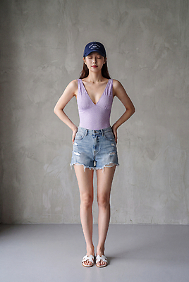 JPG 모델 편집이미지 모자 옷 여자 패션 포즈 실내 캐주얼 여름 청반바지 의료성형뷰티 스타일 꾸안꾸 편집실사 AI인물포토 AI콘텐츠 잡화 계절 바지 사람 내부 CG 신조어 약어 파일형식 AI포토 하의 유행어 유행