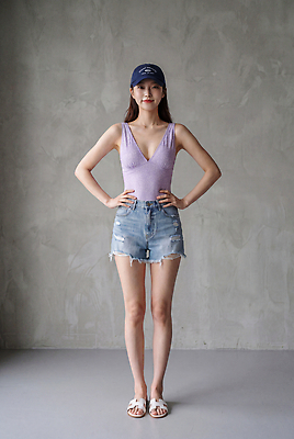 JPG 모델 편집이미지 모자 옷 여자 패션 포즈 신발 상의 실내 여름 청바지 의료성형뷰티 스타일 꾸안꾸 편집실사 AI인물포토 AI콘텐츠 잡화 계절 바지 사람 내부 CG 신조어 약어 파일형식 AI포토 하의 유행어 유행