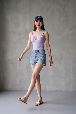 JPG 모델 편집이미지 모자 옷 여자 패션 운동화 실내 미소 여름 걷기 청바지 의료성형뷰티 스타일 꾸안꾸 편집실사 AI인물포토 AI콘텐츠 잡화 계절 신발 바지 모션 표정 사람 내부 CG 신조어 약어 파일형식 AI포토 하의 유행어 유행