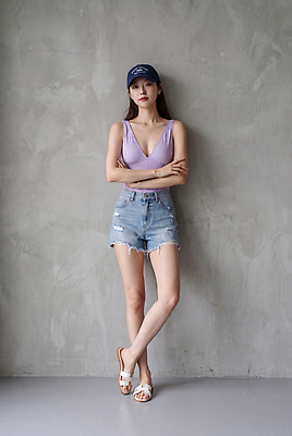 JPG 모델 편집이미지 모자 옷 여자 패션 벽 포즈 서기 캐주얼 여름 청바지 샌들 의료성형뷰티 스타일 꾸안꾸 편집실사 AI인물포토 AI콘텐츠 잡화 계절 신발 바지 모션 사람 CG 신조어 약어 파일형식 AI포토 하의 유행어 유행