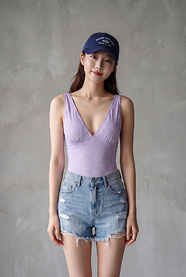 JPG 모델 편집이미지 모자 옷 여자 패션 포즈 상의 스튜디오 미소 캐주얼 여름 청반바지 의료성형뷰티 스타일 꾸안꾸 편집실사 AI인물포토 AI콘텐츠 잡화 계절 바지 표정 사람 CG 신조어 약어 파일형식 AI포토 하의 유행어 유행