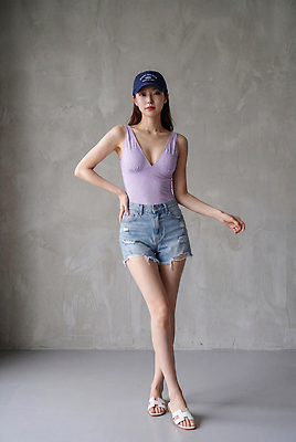 JPG 모델 편집이미지 모자 옷 여자 패션 포즈 실내 캐주얼 여름 민소매 뷰티 청바지 의료성형뷰티 스타일 꾸안꾸 편집실사 AI인물포토 AI콘텐츠 잡화 계절 상의 바지 사람 내부 CG 신조어 약어 파일형식 AI포토 하의 유행어 유행