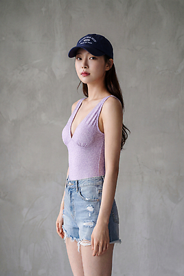 JPG 모델 편집이미지 긴머리 여자 패션 상의 반바지 실내 서기 여름 캡모자 의료성형뷰티 스타일 꾸안꾸 편집실사 AI인물포토 AI콘텐츠 모자 헤어스타일 옷 계절 바지 모션 사람 내부 CG 신조어 약어 파일형식 AI포토 잡화 하의 유행어 유행