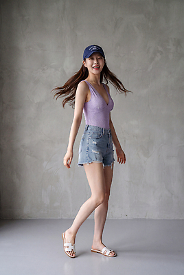 JPG 모델 편집이미지 모자 옷 여자 벽 포즈 슬리퍼 실내 미소 여름 머리카락 회색 의료성형뷰티 꾸안꾸 편집실사 AI인물포토 AI콘텐츠 잡화 계절 컬러 신발 표정 사람 내부 머리 CG 신조어 약어 파일형식 AI포토 신체부위 유행어 유행
