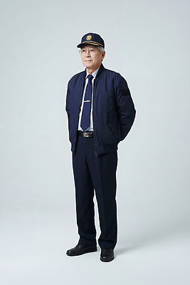 JPG 편집이미지 옷 노년 남자 포즈 넥타이 정장 눈 뒷짐 경비원 단정 의료성형뷰티 편집실사 AI인물포토 AI콘텐츠 직업 잡화 컨셉 모션 사람 성인 CG 파일형식 AI포토
