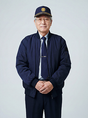 JPG 편집이미지 모자 옷 노년 남자 유니폼 서기 앞모습 경비원 의료성형뷰티 편집실사 AI인물포토 AI콘텐츠 직업 잡화 뷰포인트 모션 사람 성인 CG 파일형식 AI포토